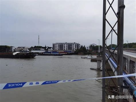 吴江芦墟大桥遭撞桥面移位，多部门第一时间展开应急处置_江南时报