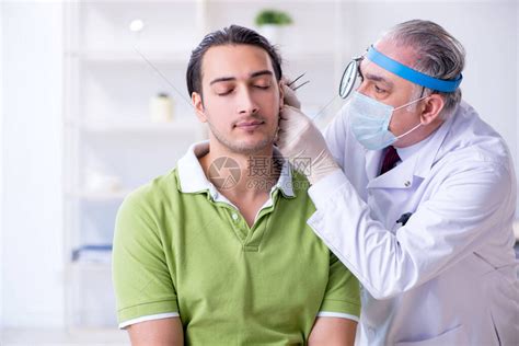 男患者拜访医生耳鼻喉科医生高清图片下载-正版图片502556178-摄图网