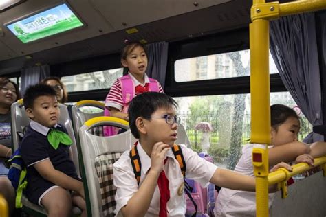 公交车上坐在母亲腿上的小学生高清图片下载-正版图片502045185-摄图网