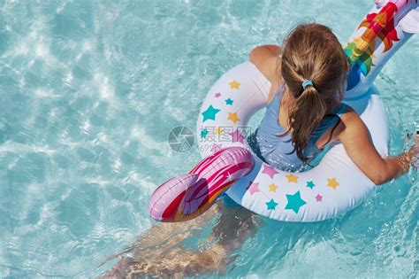 河南一游泳馆救生员强按女孩头部入水，方式粗暴已被开除_手机新浪网