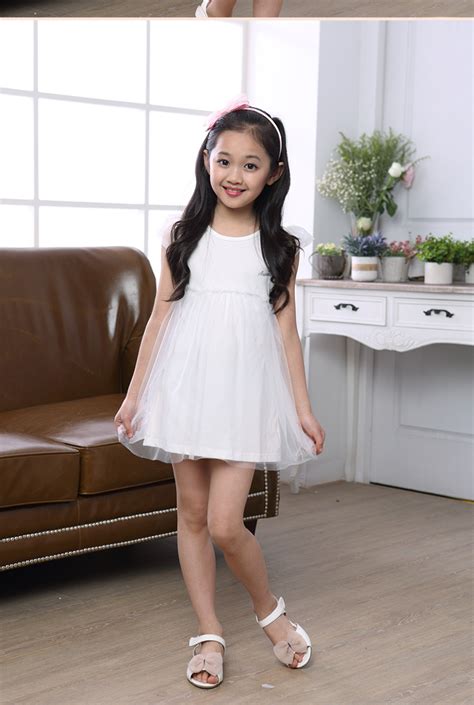 七岁的漂亮女孩穿着衣服高清图片下载-正版图片504293957-摄图网