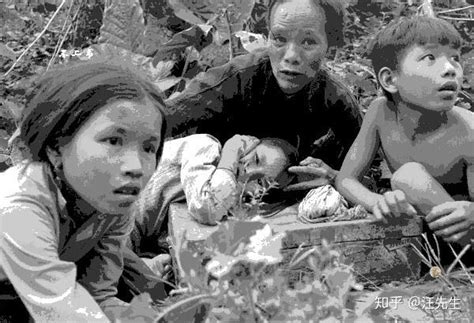 美越战争中的真实老照片：可怜的妇女儿童，眼中的世界满是绝望