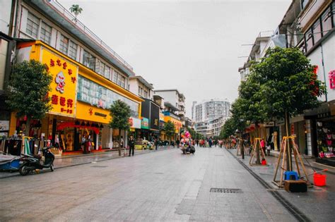 深圳东门步行街雕梁画栋，富丽堂皇，有着举足轻重的地位__财经头条