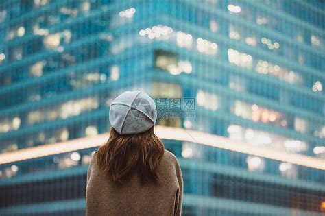 冬季户外孤单女性背影望向远方商务楼高清图片下载-正版图片501548095-摄图网