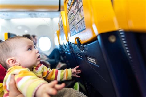 婴儿坐飞机怎么买票（没空陪小孩坐飞机）-幼儿百科-魔术铺
