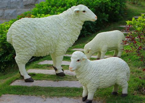 户外卡通羊雕塑玻璃钢动物摆件园林景观楼盘商场幼儿园草坪装饰品-阿里巴巴