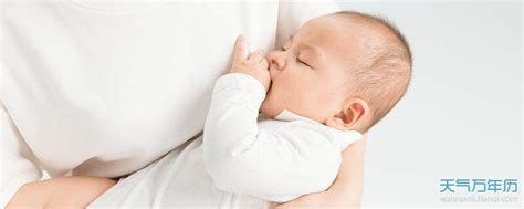 梦见抱着婴儿吃自己奶什么意思 梦见抱着婴儿吃自己奶预示什么 - 万年历