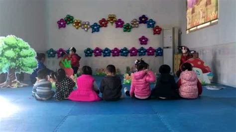 阳光幼儿园小班表演游戏《拔萝卜》