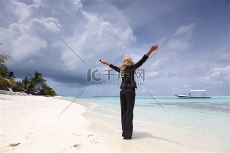 荒凉海岸上快乐的商业女人海洋天空高清摄影大图-千库网