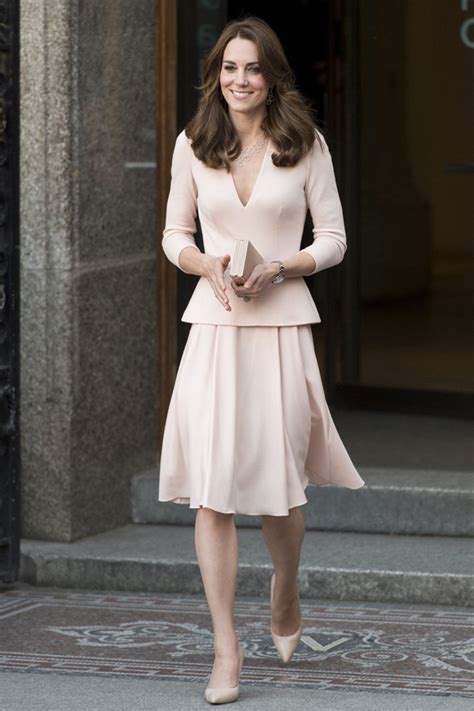 41岁凯特王妃公开演讲，被王子深情凝视，穿猩红西装“比拼”梅根