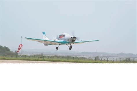 国产纯电轻型运动飞机锐翔RX1E