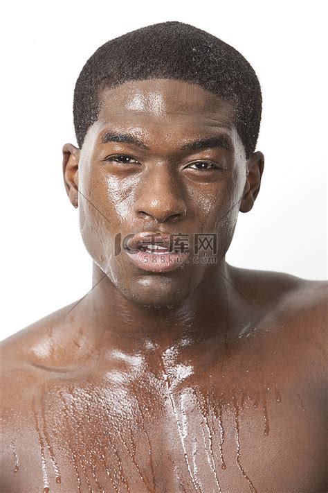 白色背景下汗流浃背的年轻非洲裔美国人肖像高清摄影大图-千库网