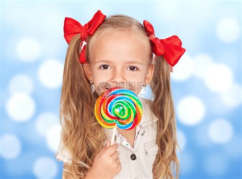 吃棒糖的孩子眼中的幸福高清图片下载-正版图片502527673-摄图网