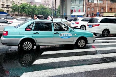 追剧＋开车，郑州这个出租车司机“火了”！-大河网