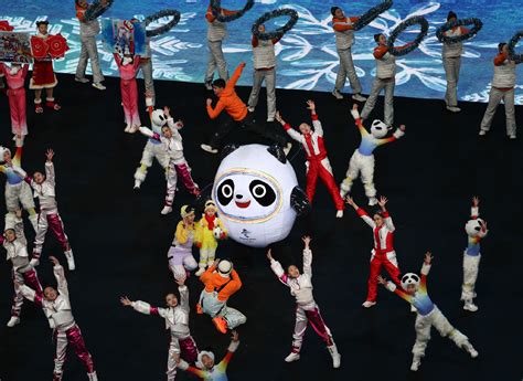 2008年北京奥运会开幕式在北京举行。从传播学的角度分析，你认为此次奥运会开幕式有何特点？-