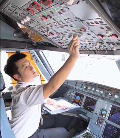 南航机长教员冯璟荣获2021年“全国向上向善好青年”-2021-中国南方航空公司