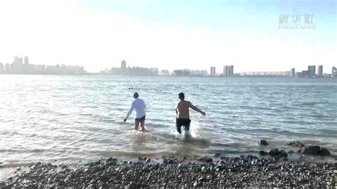 女孩海边落水 热心群众争相入海营救_凤凰网视频_凤凰网