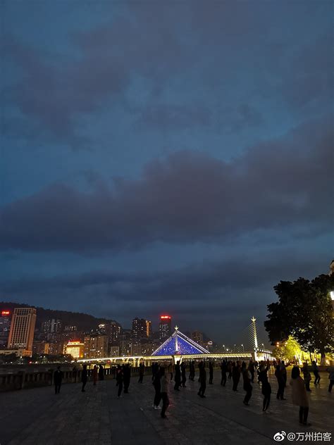 今日万州夜景，天空出现了红色的云@三峡都市报微博 @万州发布|万州|三峡|夜景_新浪新闻