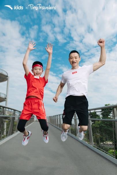 奥运冠军杨威与杨阳洋近照曝光 穿同款开启亲子运动模式 - 华娱网