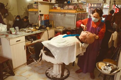 太原唯一国营理发店迎来剪发旺季，店内风格50年不变，顾客众多|理发店|美发厅|顾客_新浪新闻