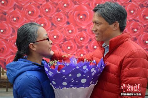 武汉5对年轻情侣情人节 体验“一起白头偕老”|变老|情侣_凤凰河南