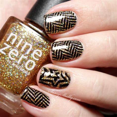 35 Perfect Black And Gold Nail Art Designs