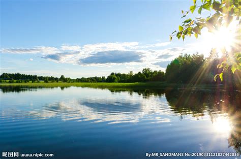 清澈的湖水荡起一圈圈涟漪水面倒映着树木和山川自然风景素材