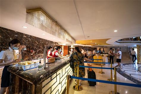重庆商场服装店前台装修设计实景图2023_装信通网效果图