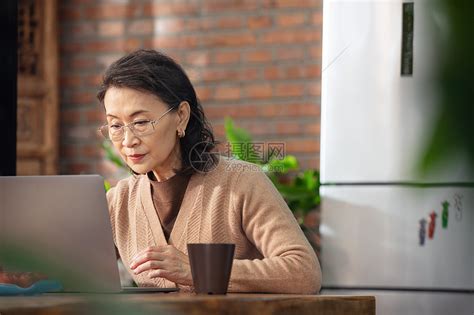 老年女人使用笔记本电脑高清图片下载-正版图片507658323-摄图网