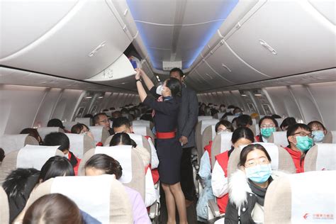 航班突遇气流颠簸，乘客因紧张不停颤抖，空姐跪地暖心安抚_腾讯视频