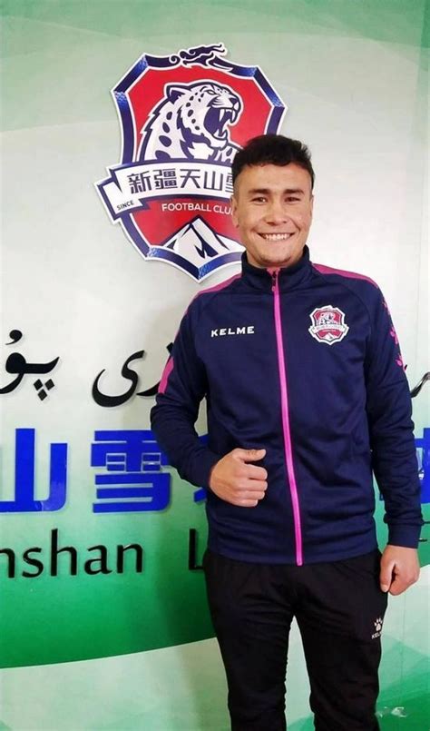 喀什足球小将“努尔飞腿”续约新疆天山雪豹_赛事聚焦_体育频道