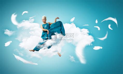 无忧无虑的女人轻迷人的女人穿着蓝色连衣裙跳得很高高清图片下载-正版图片300205729-摄图网