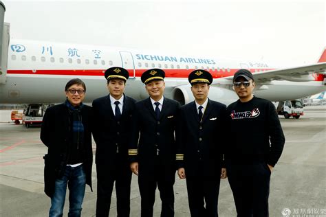 中国民航英雄机组重返蓝天 《中国机长》共同见证_凤凰网