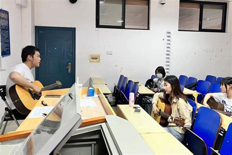 大学生社团联合会、华彩吉他社联合举办“操场落日”音乐会-滁州职业技术学院-共青团