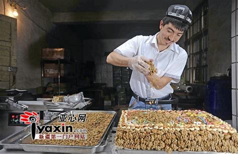 维吾尔族汉族大学生合伙卖切糕 日销售额超10万元(图)|切糕_凤凰资讯
