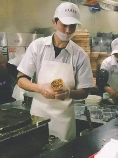 一晚卖出2200套的天津南楼煎饼，终于开到北京啦__凤凰网
