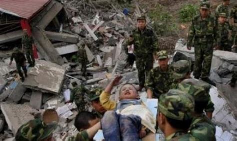 汶川地震中的3岁男孩，抢救中还向解放军敬礼，如今怎么样了？|敬礼|汶川地震|战士_新浪新闻