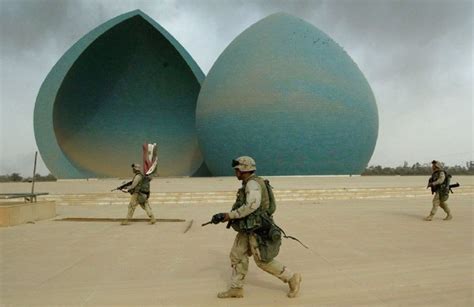 两伊战争老照片：伊拉克化学武器攻击，让伊朗士兵是惶恐不安|化学武器|伊朗|两伊战争_新浪新闻