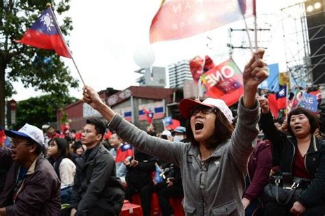 台湾街头采访民众看法，民众纷纷表示“直接投降”_凤凰网视频_凤凰网