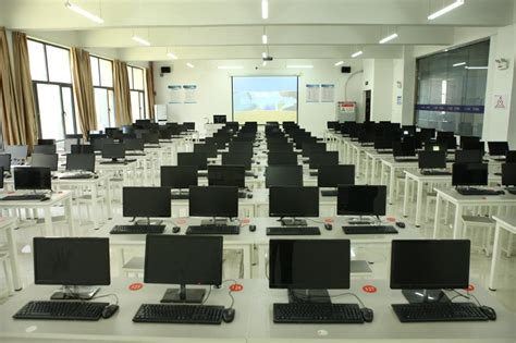 求实楼计算机房-南昌大学科学技术学院