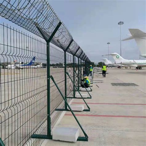 机场护栏搭配防护刀刺网形成机场的高安全屏障