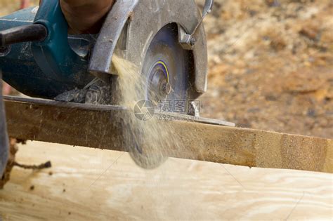 一个木匠在木材上钻孔的特写
