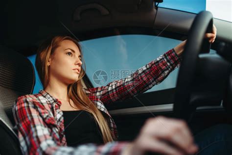 年轻的女司机正在驾驶汽车高清图片下载-正版图片302543175-摄图网