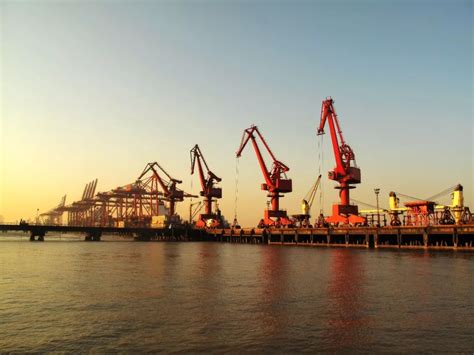 宁波舟山港首个千万级集装箱泊位群全面建成