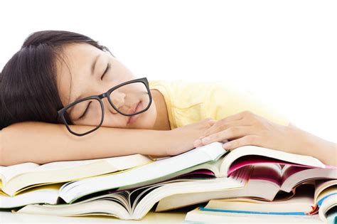 疲倦的学生戴眼镜睡在书上的那个姑娘图片下载 - 觅知网