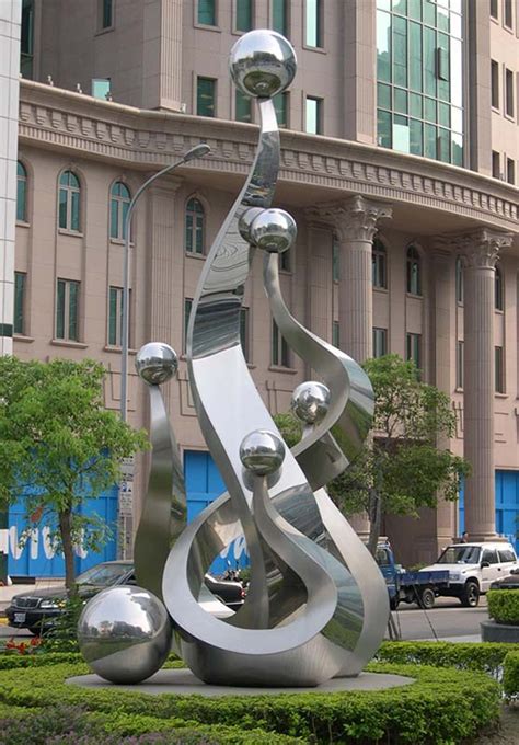青海不锈钢氟碳油漆雕塑高度10米_济南旭日雕塑艺术有限公司