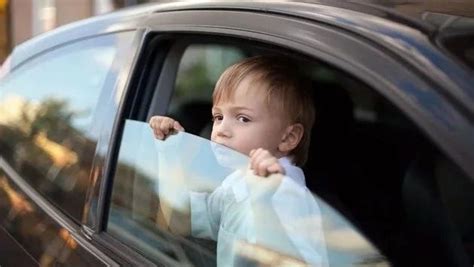 警告：千万别把孩子单独留在车内！开着窗也不行！_凤凰网科技