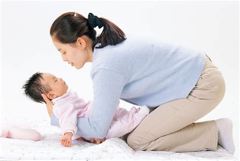 幸福喜悦的父母怀抱着婴儿高清图片下载-正版图片502207164-摄图网