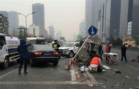 北京长安街车祸现场 5车相撞1死 车主威胁拍摄者_汽车频道_凤凰网