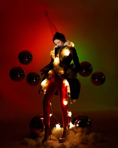 快乐的童话-圣诞假期佳丽“灯女”人像-韩国模特徐英姬Vogue杂志韩国版本-欧莱凯设计网